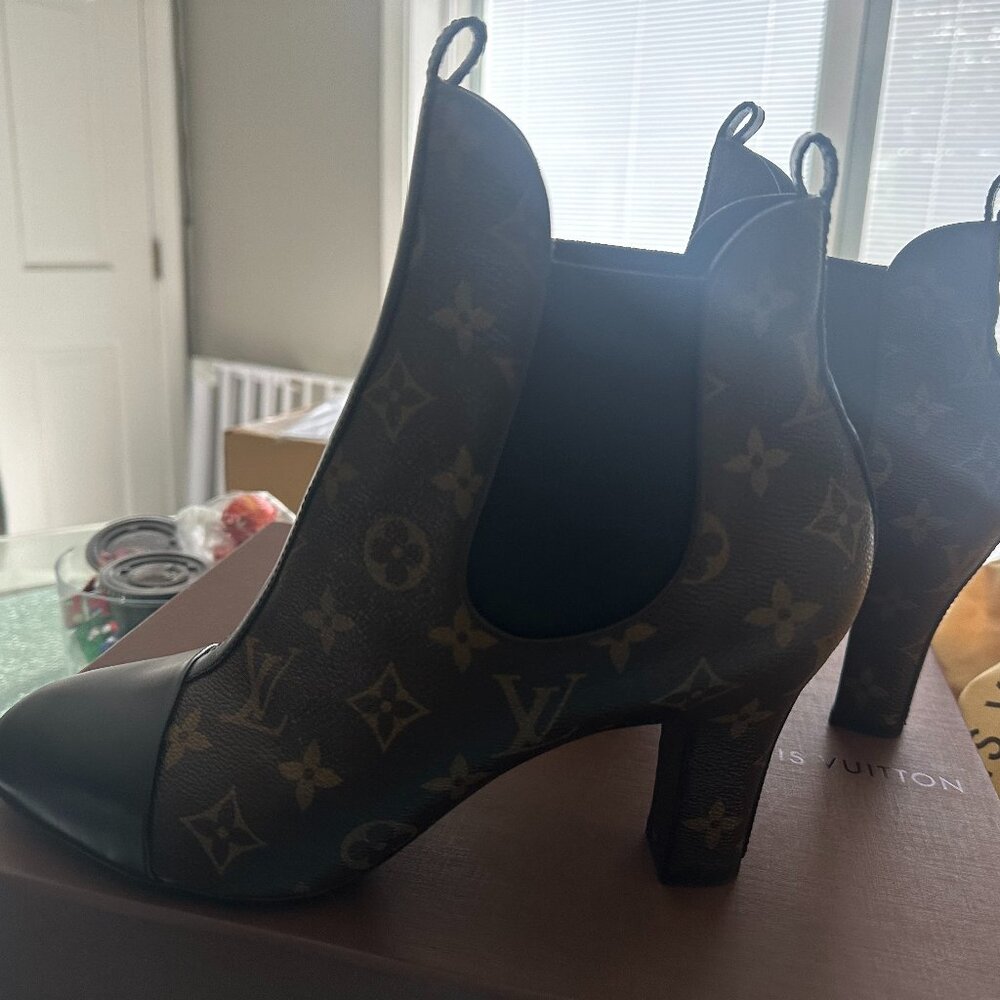 Louis Vuitton Booties with LV Logo - Siz 40